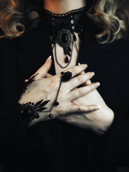 Why Dark Romance Is a Popular Book Genre